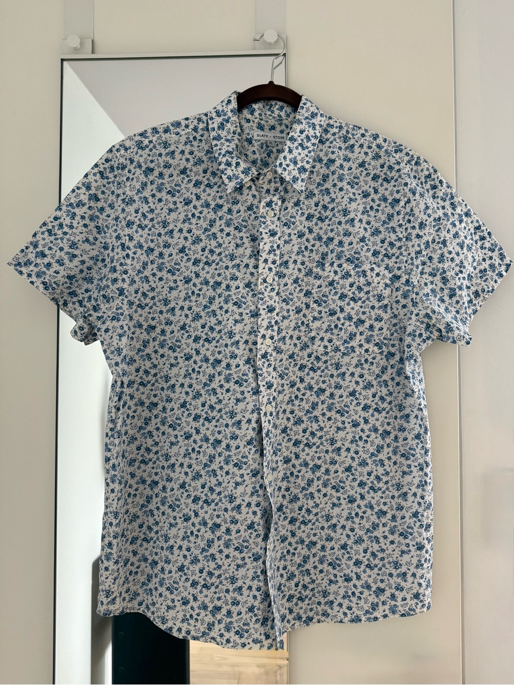Slate & Stone White Short-Sleeve Button-Down Shirt with Blue Floral Print
